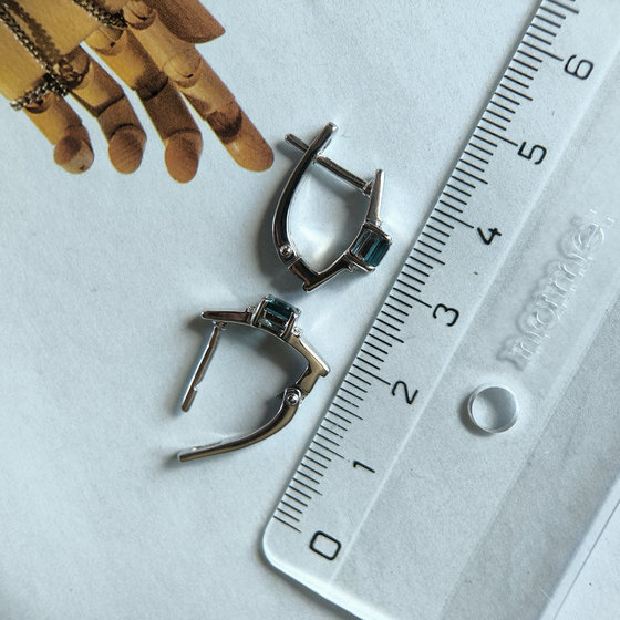 Серебряные серьги с топазом Лондон Блю 0.739ct, фианитами