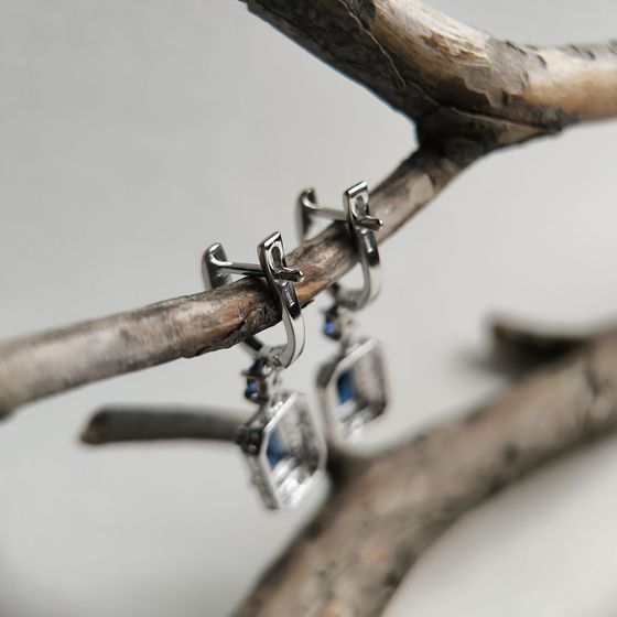Серебряные серьги с сапфиром nano 2.947ct, фианитами