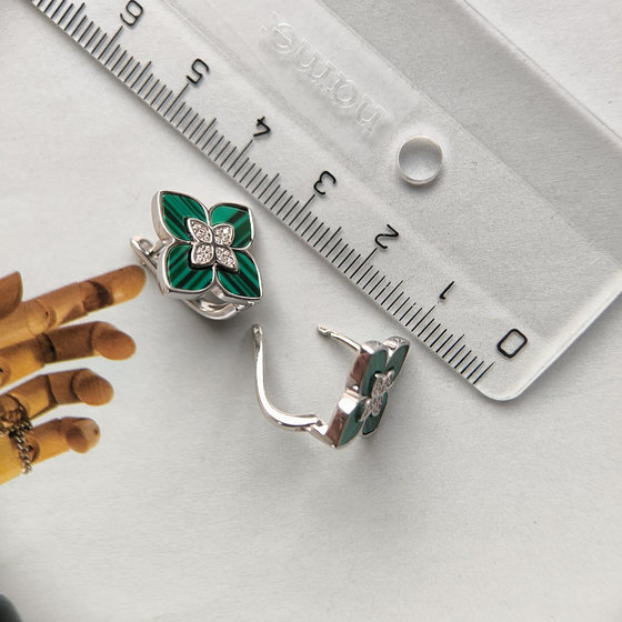 Серебряные серьги с малахитом, фианитами