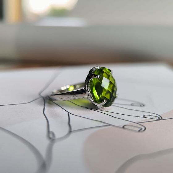 Серебряное кольцо с хризолітом