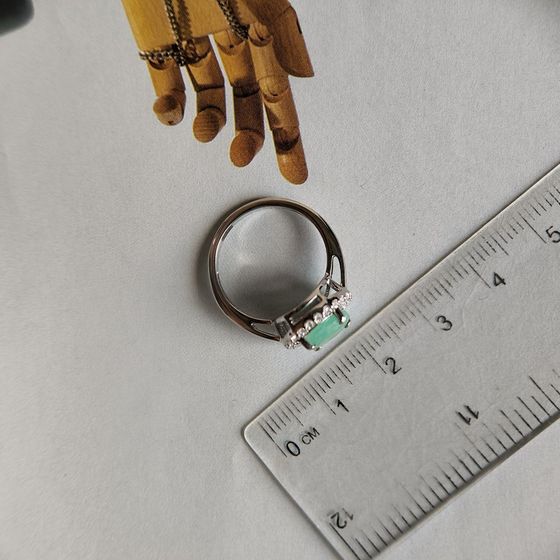 Серебряное кольцо с изумрудом, фианитами