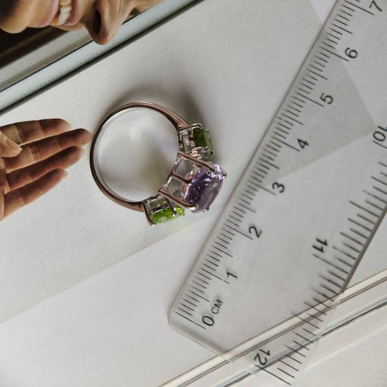 Серебряное кольцо с аметистом, хризолітом, фианитами
