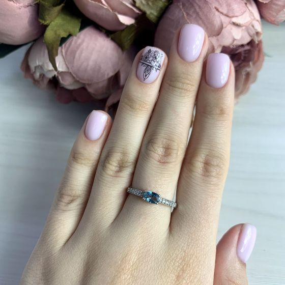 Серебряное кольцо с топазом Лондон Блю 0.418ct, фианитами