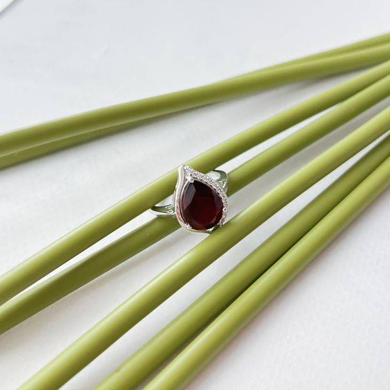 Серебряное кольцо с гранатом 3.131ct