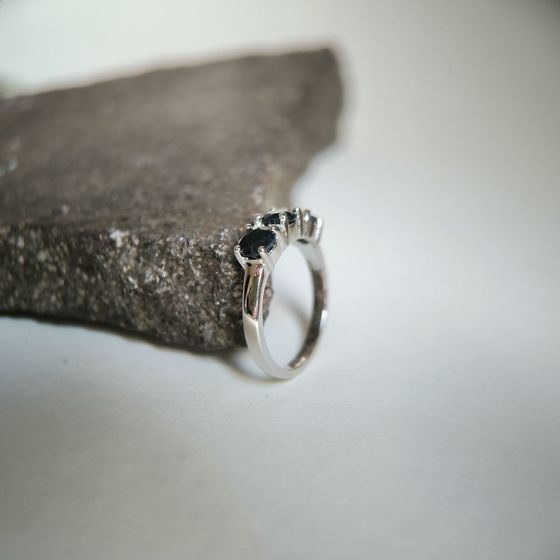 Серебряное кольцо с сапфиром 2.087ct, фианитами