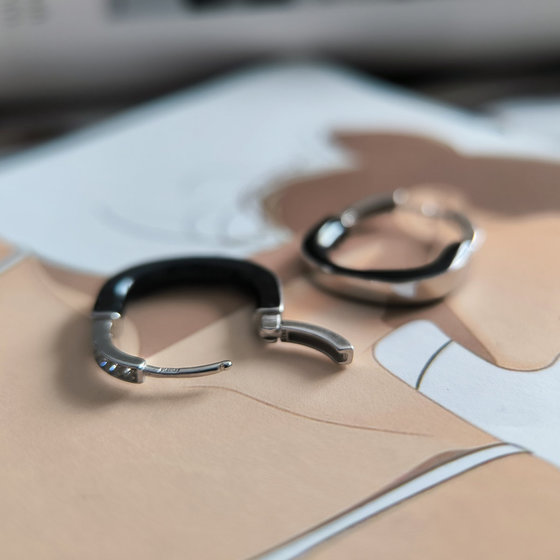 Серебряные серьги с емаллю, фианитами