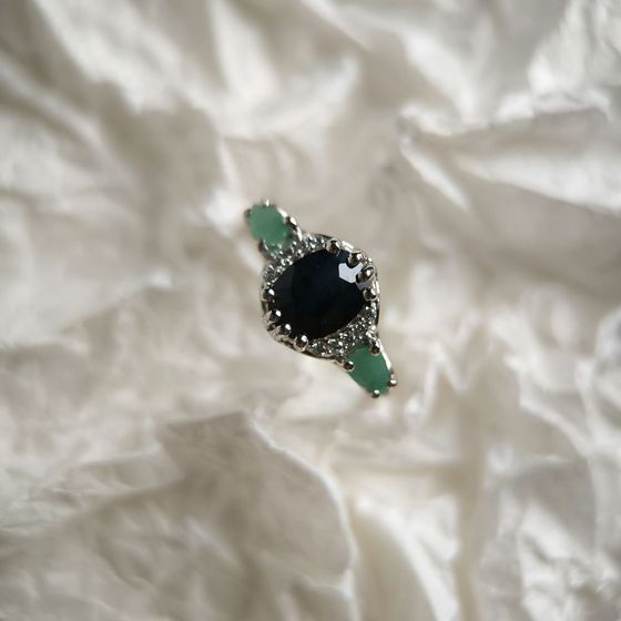 Серебряное кольцо с сапфиром 2.135ct, изумрудом, фианитами