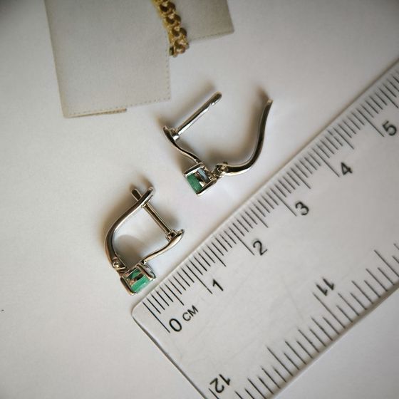 Серебряные серьги с изумрудом