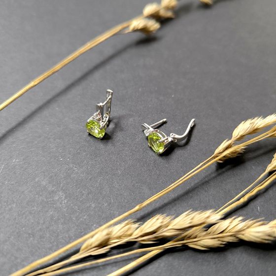 Серебряные серьги с хризолітом 3.812ct, фианитами