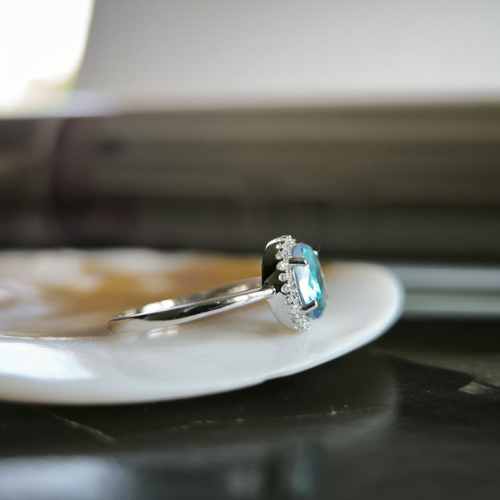 Серебряное кольцо с мистик топазом 1.116ct, фианитами