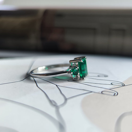 Серебряное кольцо с изумрудом nano 1.708ct