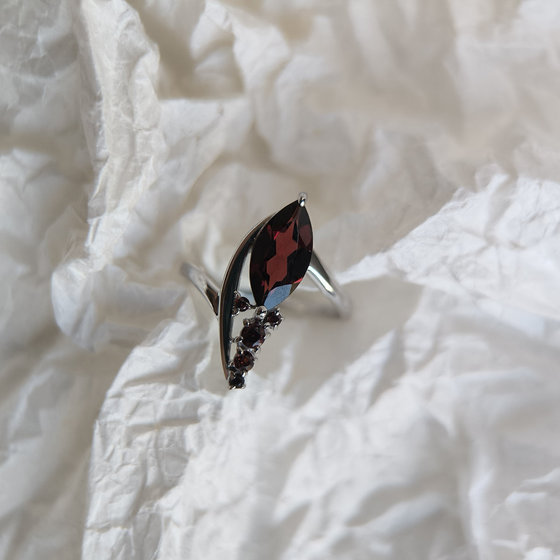 Серебряное кольцо с гранатом 2.135ct