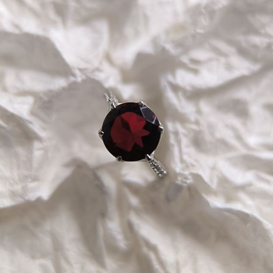 Серебряное кольцо с гранатом nano 2.714ct, фианитами