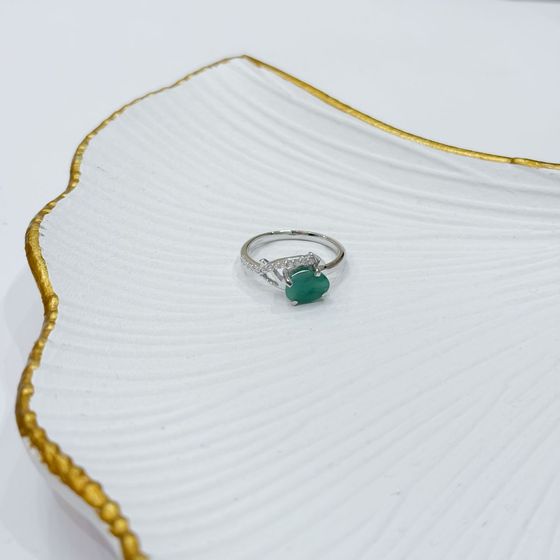 Серебряное кольцо с изумрудом, фианитами