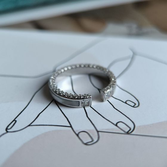 Серебряное кольцо с фианитами, перламутром