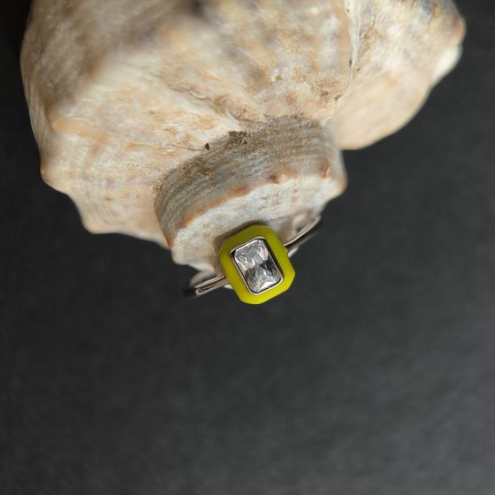 Серебряное кольцо с фианитами, емаллю