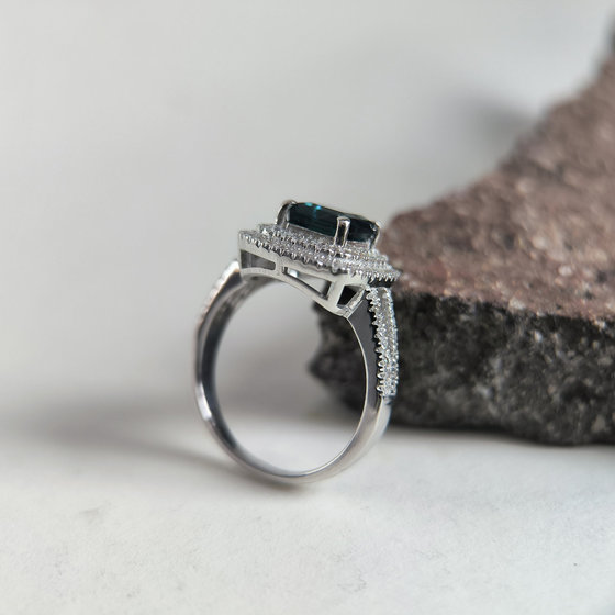 Серебряное кольцо с топазом Лондон Блю 2.513ct, фианитами