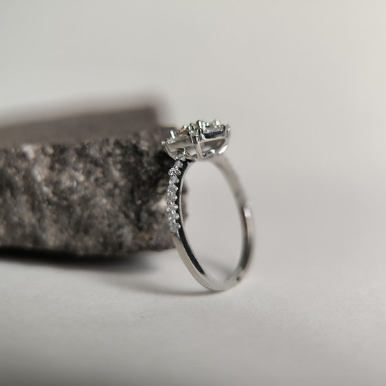 Серебряное кольцо с фианитами