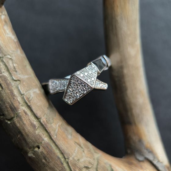 Серебряное кольцо с фианитами, емаллю