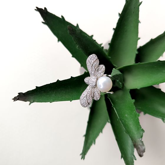 Серебряная брошка с жемчугом