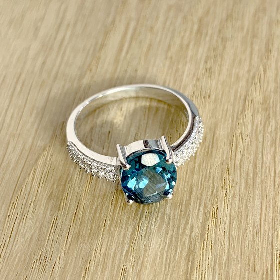 Серебряное кольцо с топазом Лондон Блю 2.252ct