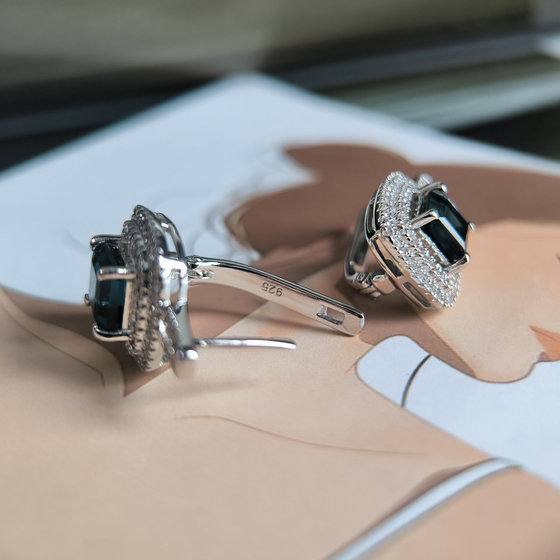 Серебряные серьги с топазом Лондон Блю 4.634ct, фианитами