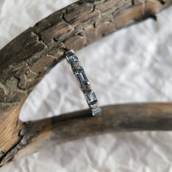 Серебряное кольцо с топазом 2.27ct, фианитами