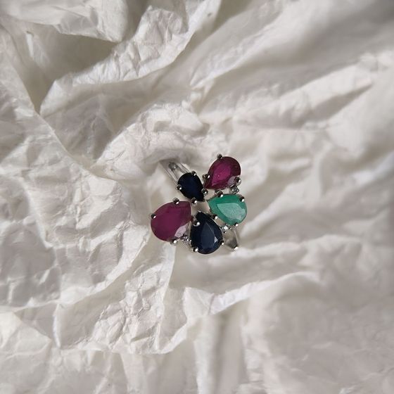 Серебряное кольцо с сапфиром 1.917ct, изумрудом, рубином