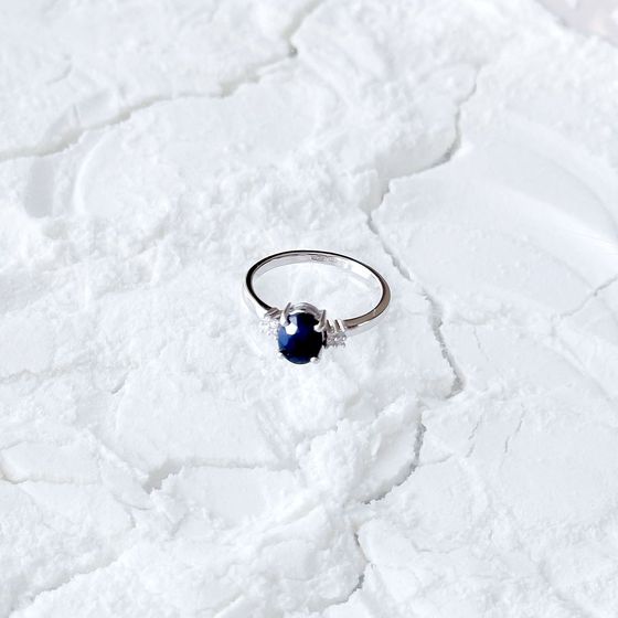 Серебряное кольцо с сапфиром 1.651ct, фианитами