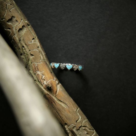 Серебряное кольцо с фианитами, емаллю