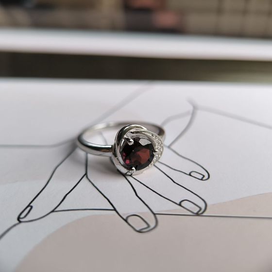 Серебряное кольцо с гранатом