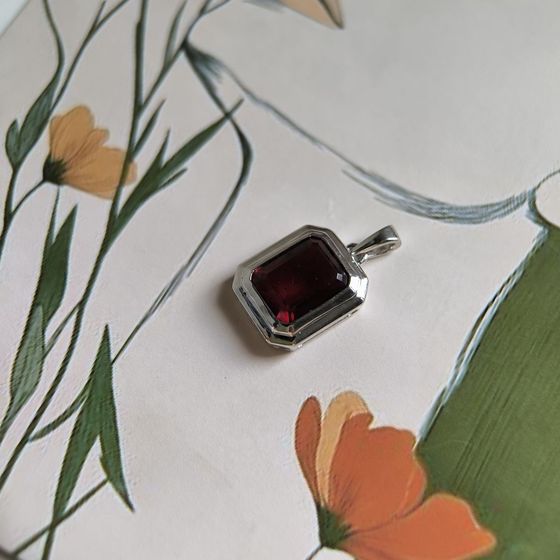 Серебряная подвеска с гранатом 3.063ct