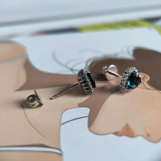 Серебряные серьги с топазом Лондон Блю 1.897ct, фианитами