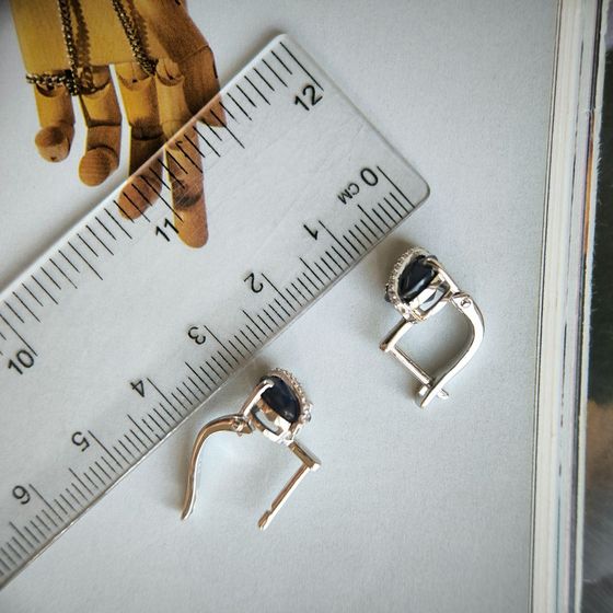 Серебряные серьги с сапфиром 5.581ct, фианитами