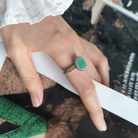 Серебряное кольцо с изумрудом 2.836ct, фианитами