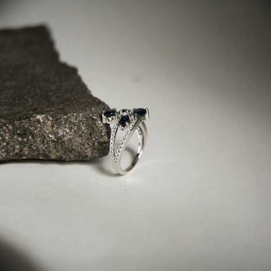 Серебряное кольцо с сапфиром 2.333ct, фианитами