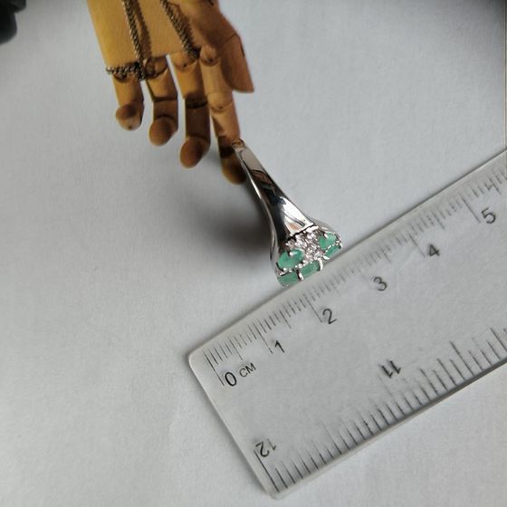 Серебряное кольцо с изумрудом, фианитами