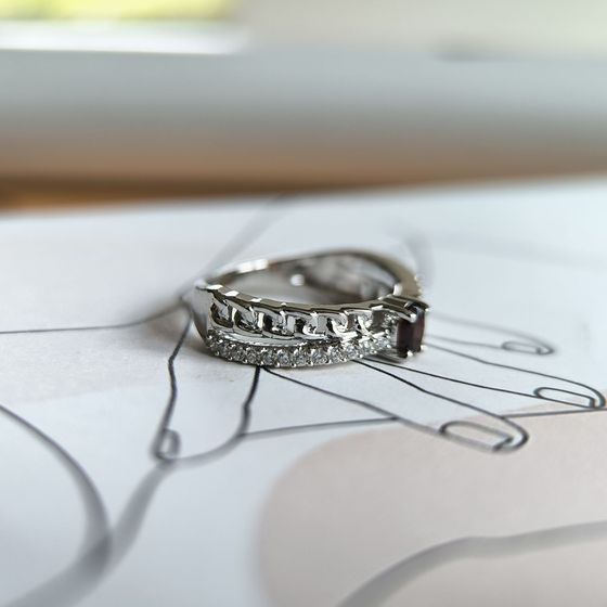 Серебряное кольцо с гранатом 0.643ct, фианитами