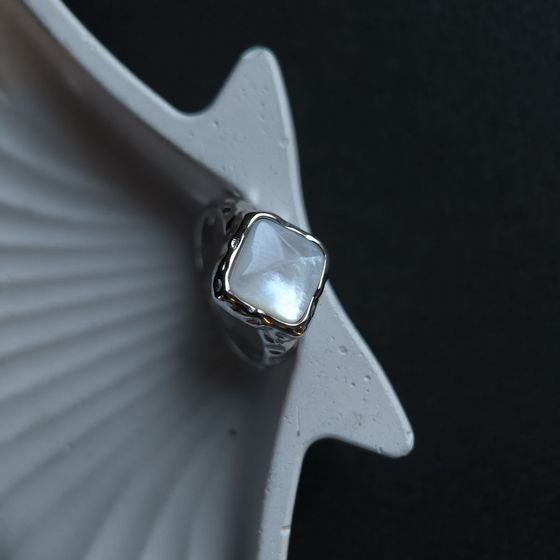 Серебряное кольцо с перламутром