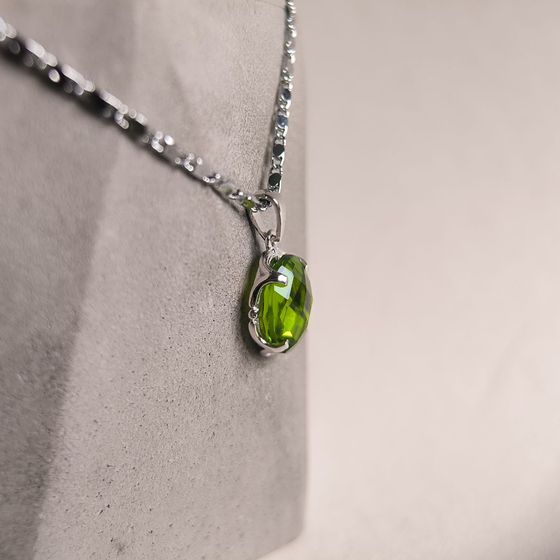 Серебряная подвеска с хризолітом