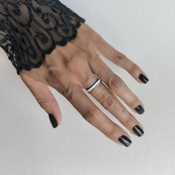 Серебряное кольцо с фианитами, емаллю