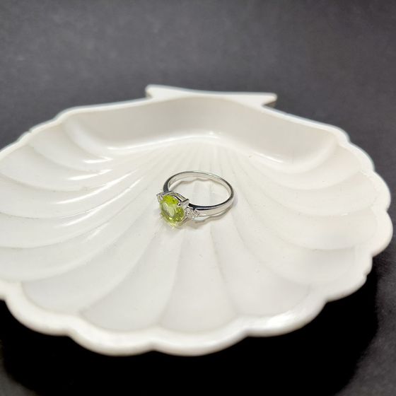 Серебряное кольцо с хризолітом 1.967ct, фианитами