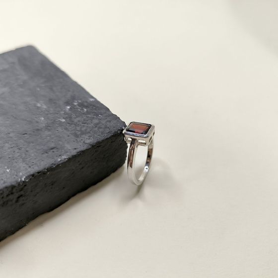 Серебряное кольцо с гранатом 2.017ct
