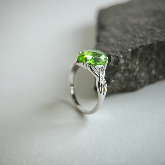 Серебряное кольцо с хризолітом 3.095ct