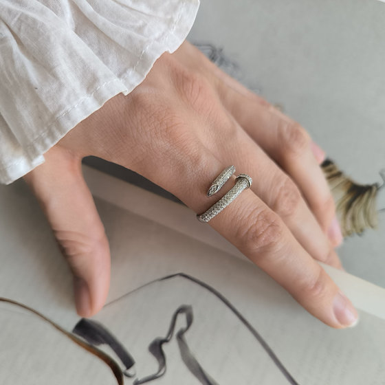 Серебряное кольцо с фианитами