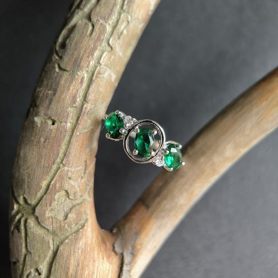 Серебряное кольцо с изумрудом nano