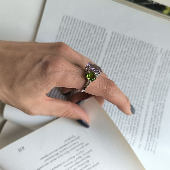 Серебряное кольцо с аметистом, хризолітом, фианитами