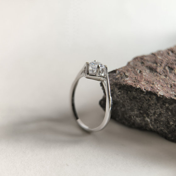 Серебряное кольцо с фианитами
