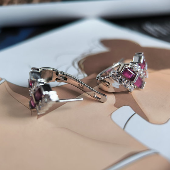 Серебряные серьги с рубином 6.107ct, фианитами