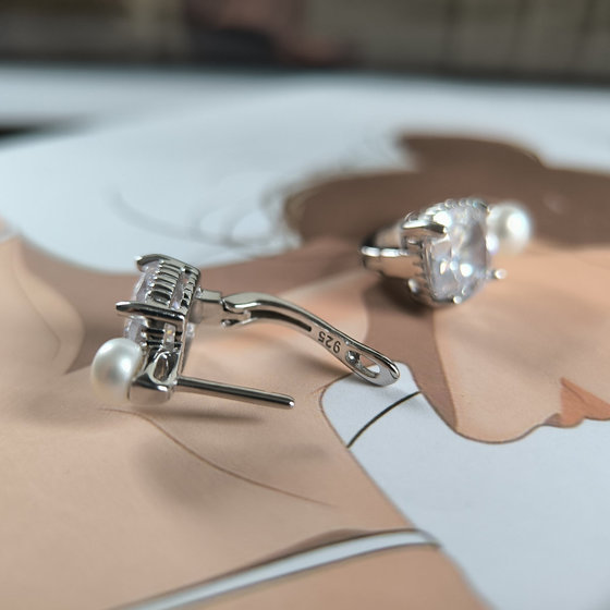 Серебряные серьги с жемчугом, фианитами